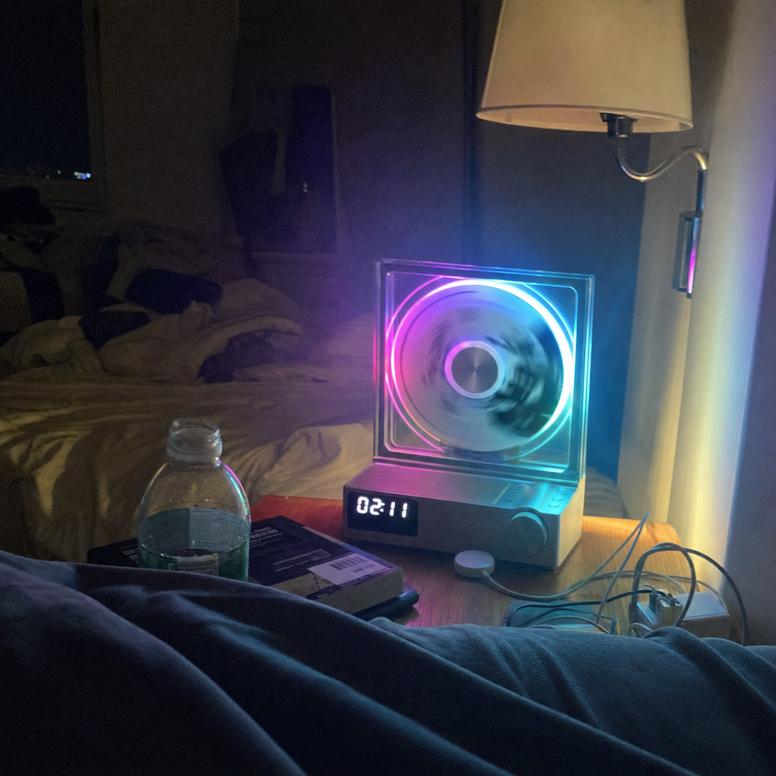 Luz RGB do CD Player no quarto à noite