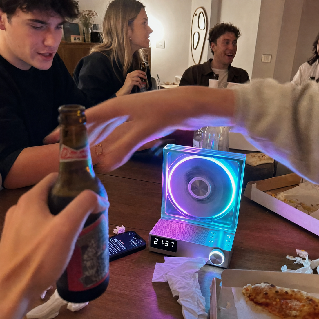 Amigos reunidos em casa com o CD Player iluminado